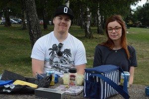 Ola Lavin och Matilda Albinsson tycker inte att det är så inbjudande att bada i Björkviken, men njuter av sin picknick.