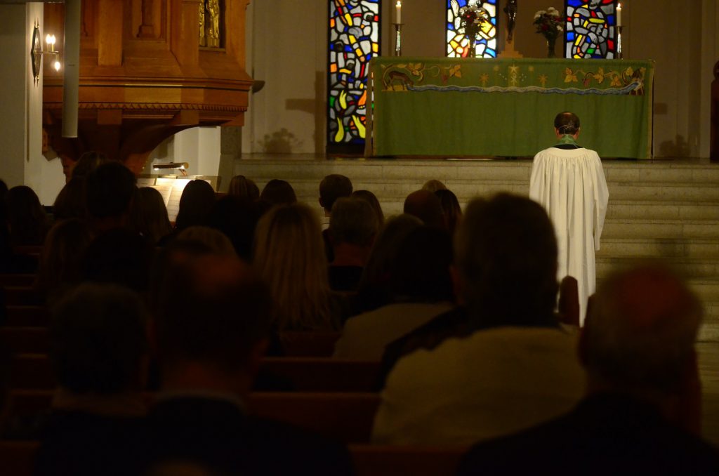 Fullmäktigeledamöterna var inbjudna till gudstjänst i kyrkan före måndagens sammanträde. Foto: Berit Önell