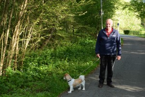 Ingvar Esbjörnsson tycker inte alls om planerna på att bebygga området där han brukar gå varje kväll med hunden Sigge. Foto: Berit Önell