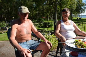 Ove och Laila Fors njuter av att sommarvärmen är på väg tillbaka, men beklagar att badvattnet i Finjasjön innehåller för mycket bakterier.