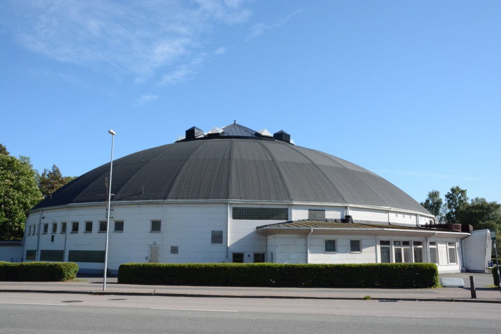 En ny simhall kan bli verklighet bakom  Qpoolen. Den borgerliga alliansen vill att frågan utreds. Foto: Berit Önell