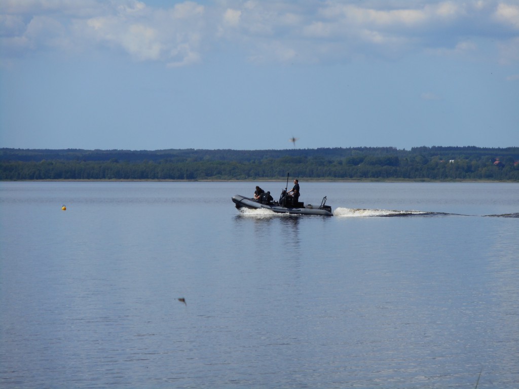 Flottans röjdykare har från gummibåt undersökt Finjasjöns bottensediment.