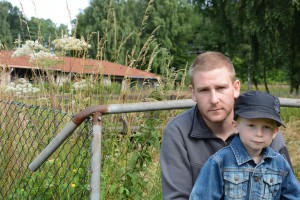 Ola Lager är orolig för att sonen Caleb ska komma åt giftiga jättelokorna utanför förskolan. blomman på bilden är dock en strätta. Foto: Berit Önell