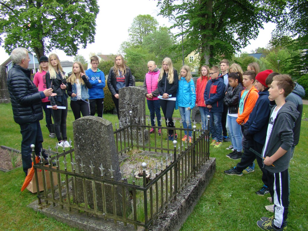 Vid årets utdelning av premier till elever på Vittsjö skola var donatorn Theodor Stephens mors gravplats full av ogräs.  Efter ceremonin rensade eleverna bort ogräset. Foto: Ebbe Persson