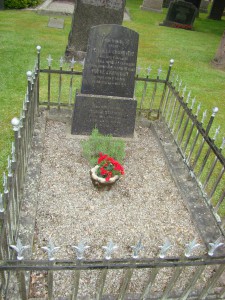 Theodor Stephens mors gravplats rensades från ogräs av elever från Vittsjö skola och har fått ny singel sedan Vittsjö-Verums pastorat tog över skötseln från kommunen.