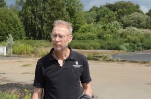 Miljöchef Sven-Inge Svensson kräver nu att Hässleholms vatten tar grundvattenprover vid slamtorkbäddarna bakom reningsverket.