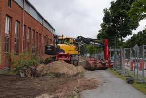 Däckiabyggnaden längs Kristianstadsvägen är förorenad och måste rivas etappvis efter att provtagningar gjorts på byggmaterialet. Foto: Urban Önell