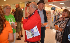 Kommunalråden Lena Wallentheim (S) och Mats Sturesson (C) fick svara på många frågor om fibersatsningen i Gallerian på fredagen. Foto: Berit Önell