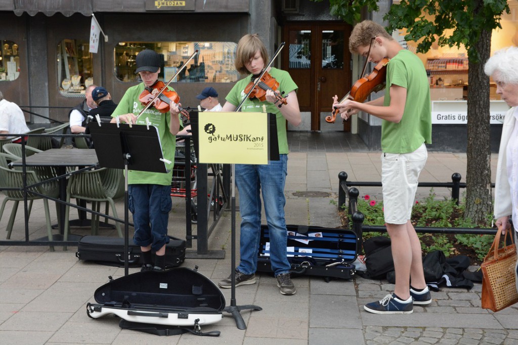 Måns Backman, till vänster, Viktor Caesar och Mattias Wernersson sommarjobbar som gatumusikanter i Hässleholm. Foto: Berit Önell