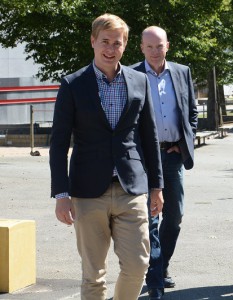 Gustav Fridolin anlände till Läredaskolan i Hässleholm för att träffa politiker och skolansvariga från hela Skåne, i bakgrunden kommunalrådet Mats Sturesson (C ). Foto: Berit Önell