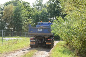 Lastbil efter lastbil med förorenad järnvägsmakadam lämnade i slutet på augusti området bakom reningsverket.