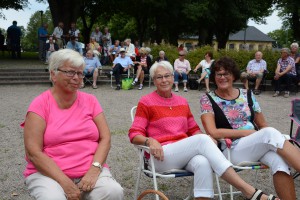 Gerd Huléen, till vänster, Anita Berg och Kerstin Jönsson var på plats i god tid och fick bra platser. Foto: Berit Önell