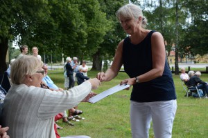 Helena Karlsson från Kafé Verumsgården samlade in namn för att bevara musikpaviljongen. Foto: Berit Önell