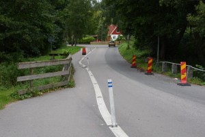 Bron är så smal att gång- och cykeltrafikanter får trängas med biltrafiken, trots att de fått en egen fil.