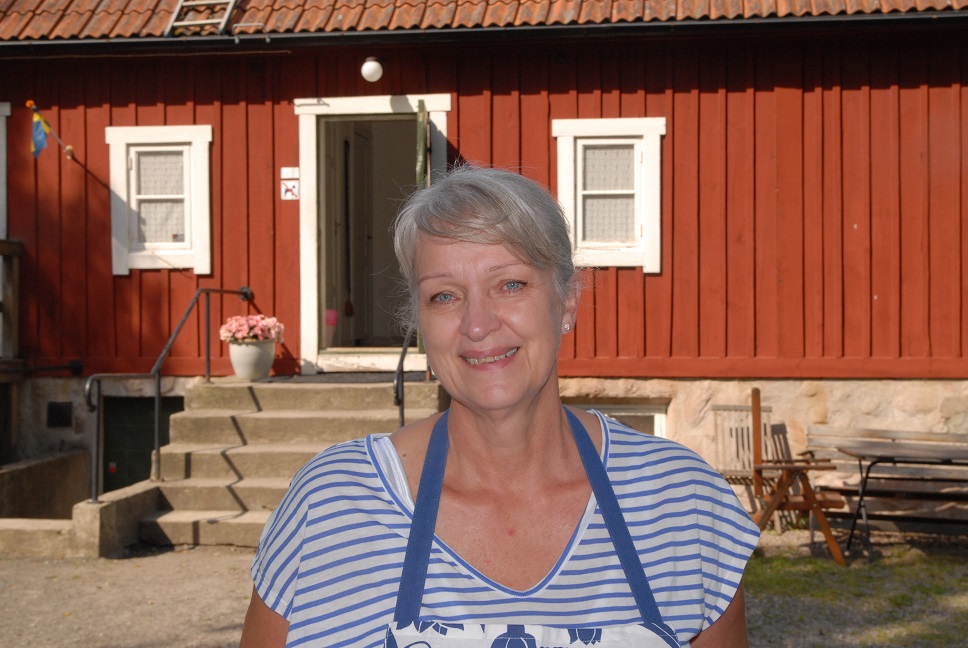 Helena Karlsson på Kafé Verumsgården har tagit initiativ till en namninsamling för att bevara T4:s musikpaviljong på sin plats. Foto: Urban Önell
