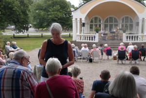 Helena Karlsson fick många namnunderskrifter för paviljongens bevarande vid söndagens konsert. Foto: Urban Önell