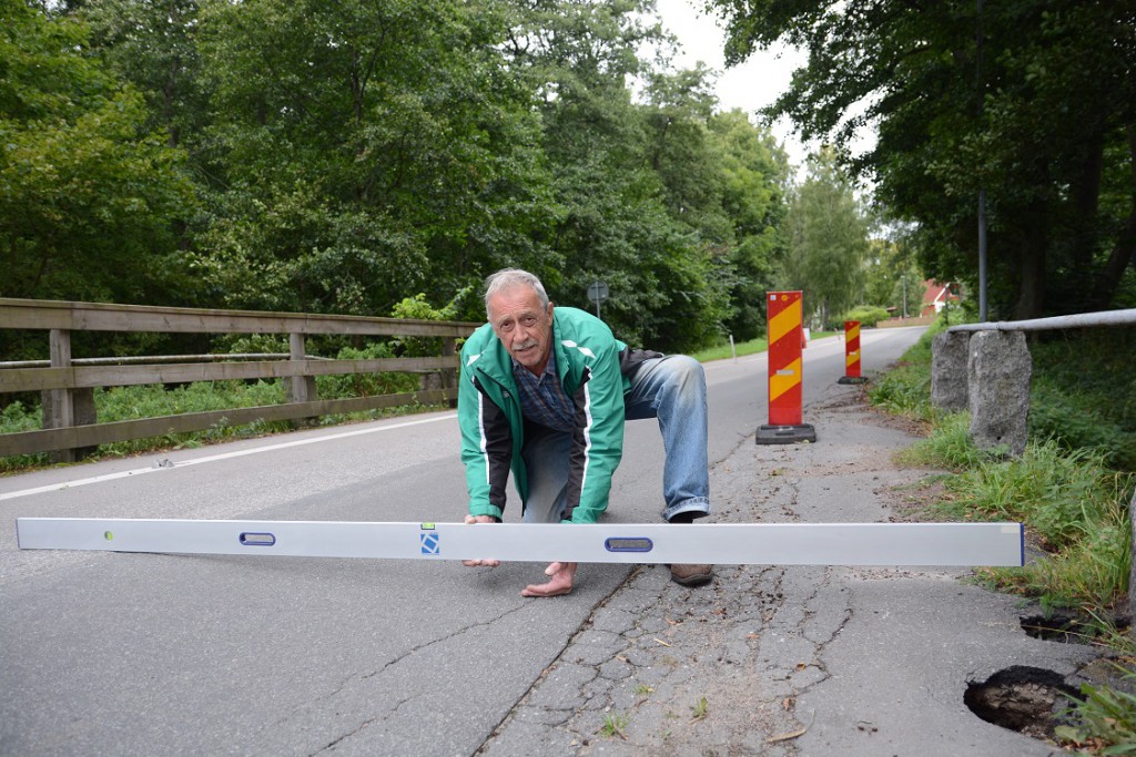 Christer Karlsson konstaterar att lutningen på bron långsamt ökat. Foto: Berit Önell