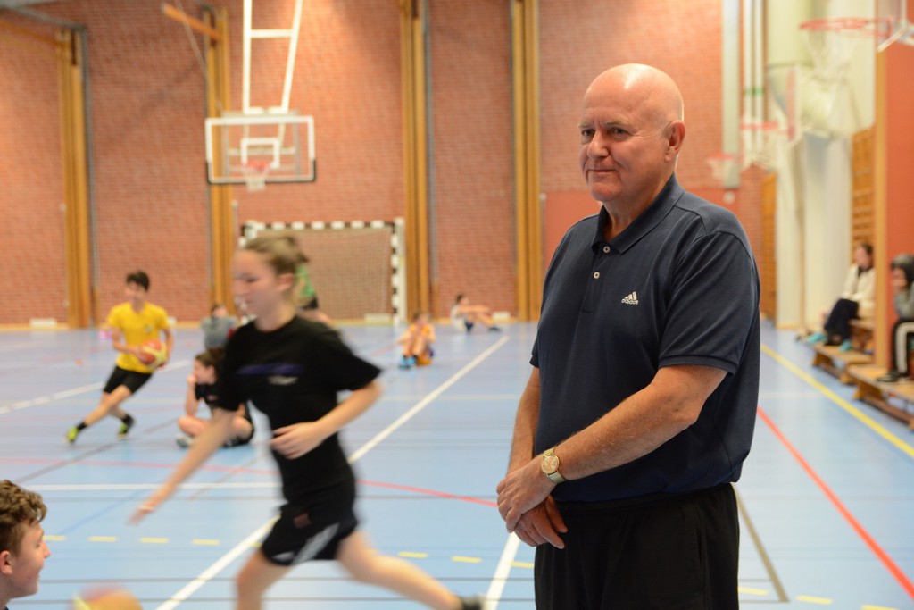 Basketprofilen Sven trivs bland ungdomarna. På fredagen tränade två av HIF:s grupper gemensamt i Västerskolans idrottshall. Foto: Berit Önell 
