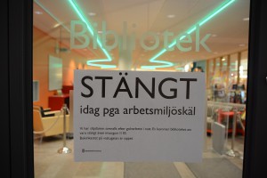 Biblioteket fick oväntat stänga på onsdagen eftersom lokalerna var täckta av slipdamm efter nattens golvslipning. Foto: Berit Önell