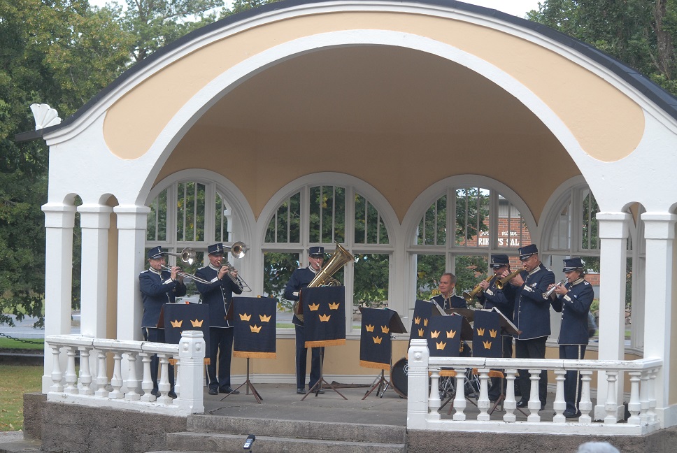 Brunnssextetten spelade i musikpaviljongen i tidsenliga uniformer. Foto: Urban Önell