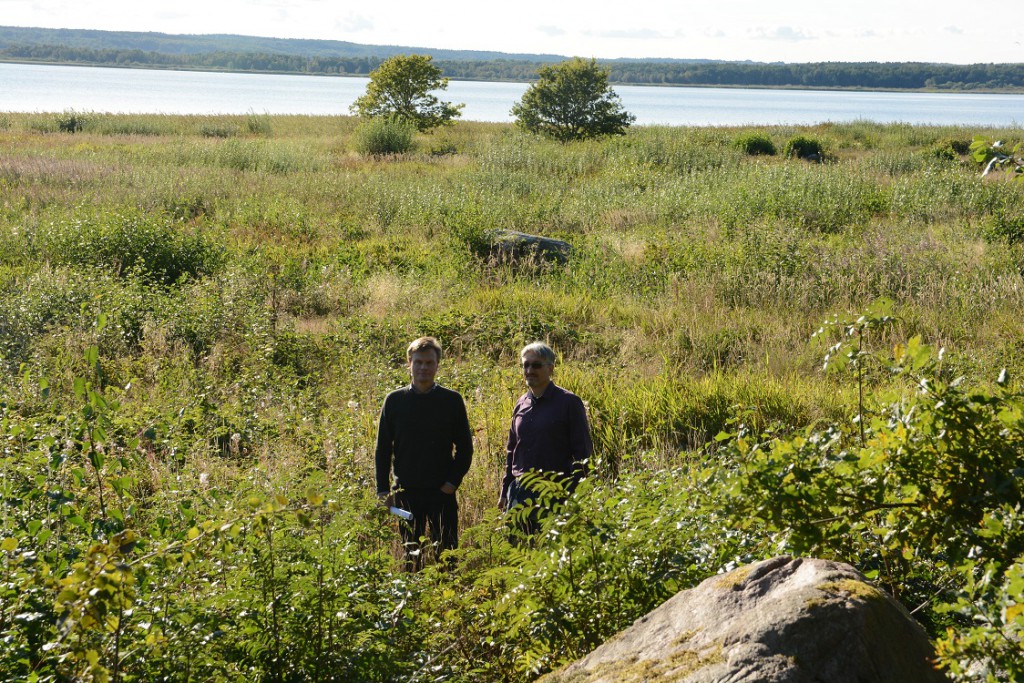 Byggnadsnämnden gav dispens till åtgärder på Finjasjö parks strandäng. Ola Berg, till vänster och Abraham Bernardt hoppas att området ska bli mer attraktivt när det hålls i ordning bättre. Foto: Berit Önell