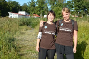 Linda Martinsson, till vänster, och Jessica Davidsson var ute och provvandrade inför vandringsfestivalen och sökte efter lämpligt fikaställe vid sjön.