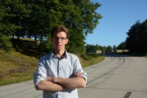 Henrik Nordell tycker att hjortarna kunde få vara kvar i skogen på garnisonsområdet. Foto: Berit Önell