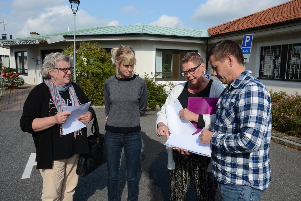 Fanny Ekenstierna, till vänster, överlämnade, tillsammans med Christina Bonde. namnlistorna från Tyringe till Stina Janzon och Stefan Nilsson på kommunens tekniska avdelning före mötet i torsdags. Foto: Berit Önell