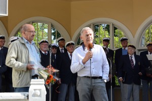 Arrangörerna Leif Henningsson, till vänster, och Evert Storm uppmanade till fortsatt kamp för paviljongen och parken och bjöd in till nästa konsert.