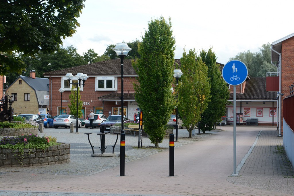 Här utanför Handelsbanken är det numera gång- och cykelväg och avstängt för biltrafik.