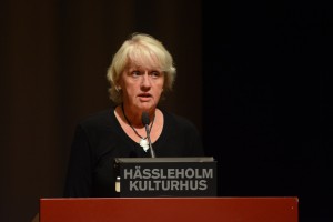 Karin Axelsson avvek från Moderaternas partilinje och röstade för att Mariagården skulle köpas in och bli boende för ensamkommande flyktingbarn.