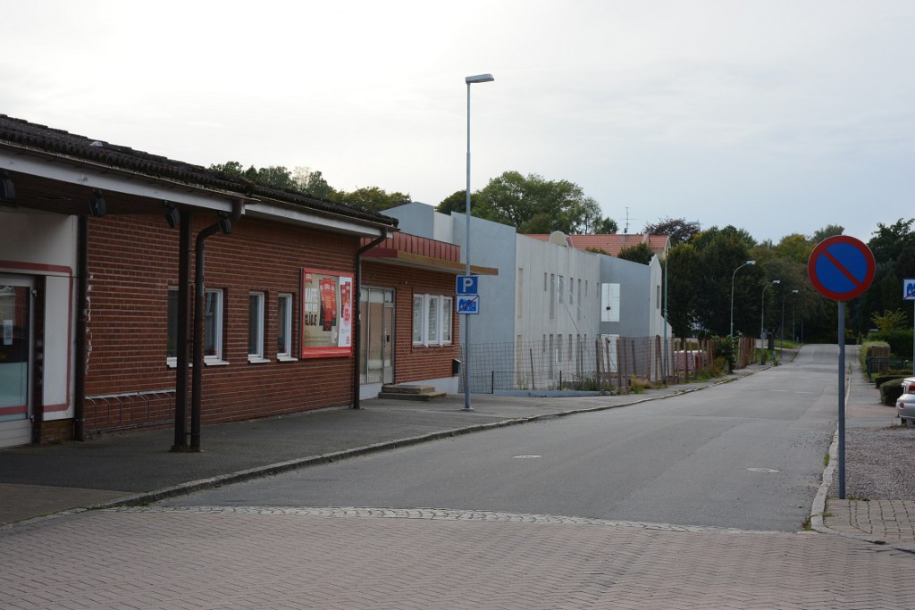 Här är det enkelriktat, så den som vill parkera där det är tillåtet måste korsa gatan och ställa sig på vänster sida. På högersidan är det förbjudet att parkera. 