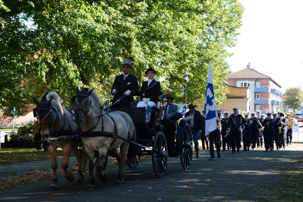 Stadsmusikkåren marscherade in på T4-området med hästdragen vagn och fanbärare i täten. Foto: Berit Önell