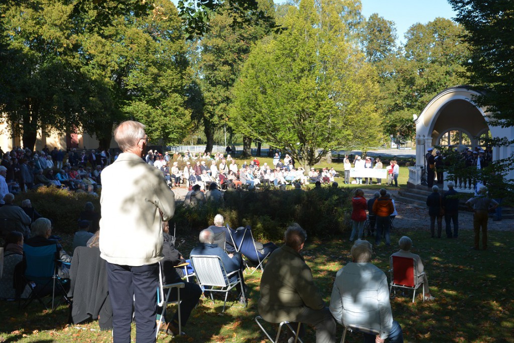 Cirka 500 personer fanns i publiken i Officersparken. Foto: Berit Önell