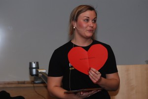 Jessika Arvik från organisationen Maskrosbarn, som stöttar barn i dysfunktionella familjer, delade ut hjärtan till alla i publiken. 
