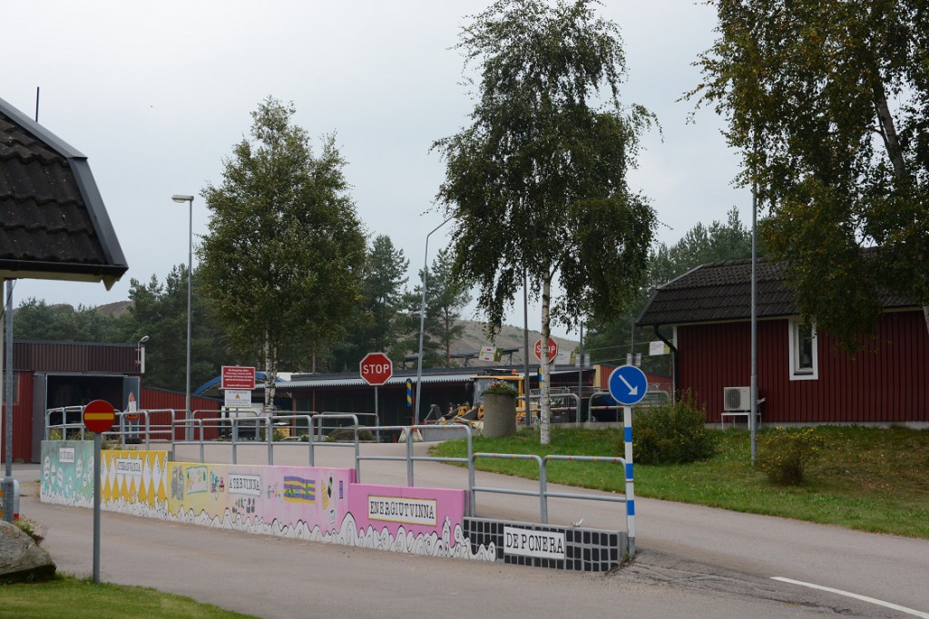 En liten mängd förorenade massor från Trafikverket spårbyte på Skånebanan har vägts in hos Hässleholm Miljö i Vankiva, men uppgifterna om föroreningshalter och mängder ger många frågetecken. Foto: Berit Önell