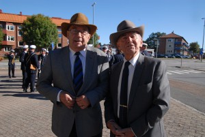 Leif Henningsson, till vänster, och Evert Storm finns under lördagen åter på torget med vykort och namnlistor för musikpaviljongens bevarande. Foto: Urban önell