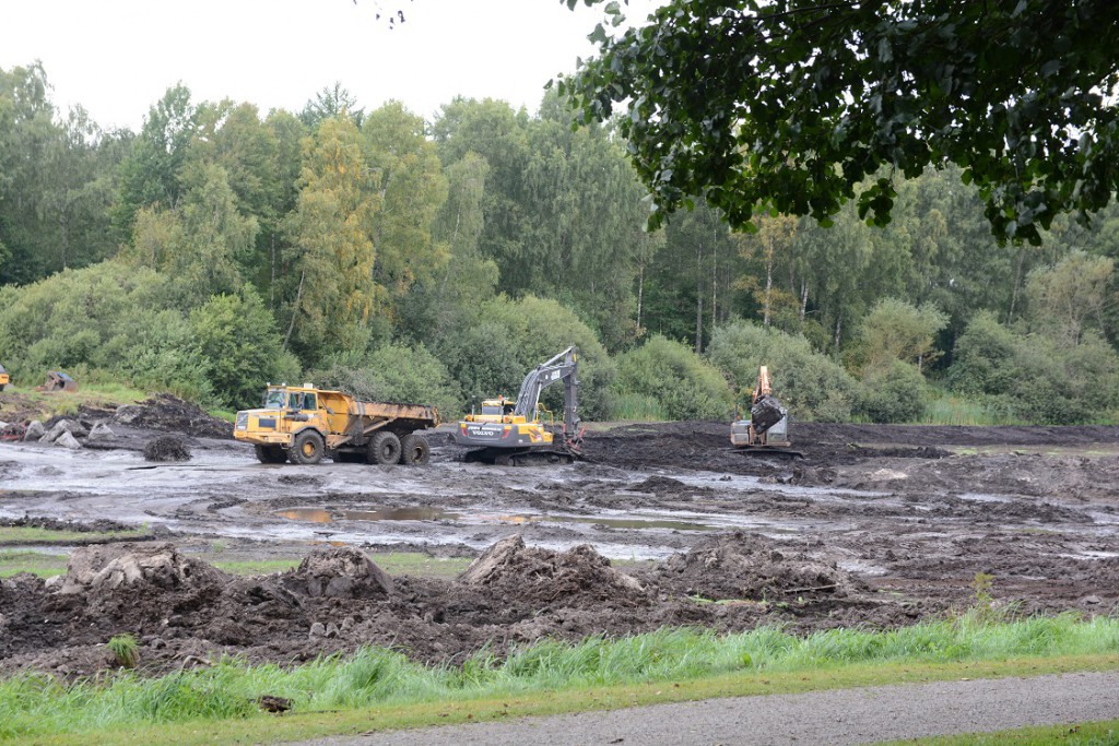 Det har tagit längre tid än beräknat att gräva upp bottensediment ur Vinslövssjön. Foto: Berit Önell