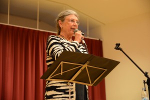 Författaren Karin Brunk Holmqvist medverkade vid anhörigdagen och läste valda delar ur några av sina humoristiska böcker.