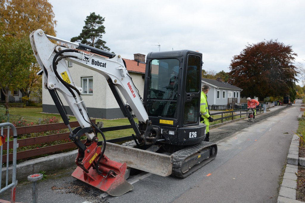 Det grävs nu för fiber på kommunens pilotprojekt i Röinge.