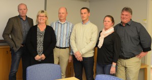 De kallade till presskonferens för att försvara kommunens fibersatsning, från vänster Mats Sturesson, Lena Wallentheim, Magnus Gjerstad, John Palmqvist, Ann Andersson och Bengt-Arne Persson. Foto. Berit Önell