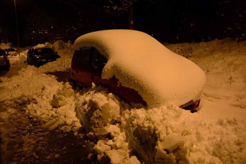 Snön överraskade många i helgen. I Tyringe glömdes flera gator bort av kommunens snöröjare. Foto: Urban Önell