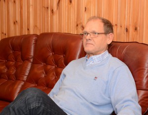 Regissören Stefan Fridlund håller ögonen på skådespelarna.