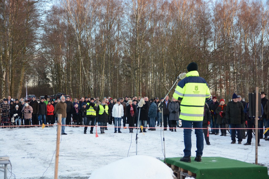 Många Vinslövsbor kom till återinvigningen av Vinslövssjön där bland andra kommunens projektledare Per Nilsson talade.