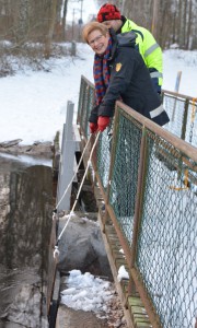 Landshövding Margareta Pålsson återinvigde den restaurerade Vinslövssjön genom att öppna dammluckan till den nya fiskvägen. Foto: Berit Önell