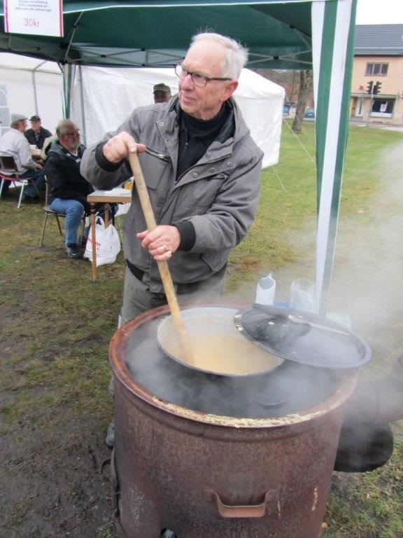 Rolf Ranrzow är en av Museiknegarna som brukar koka ärtsoppa under julmarknaden. Foto: Anders Svensson