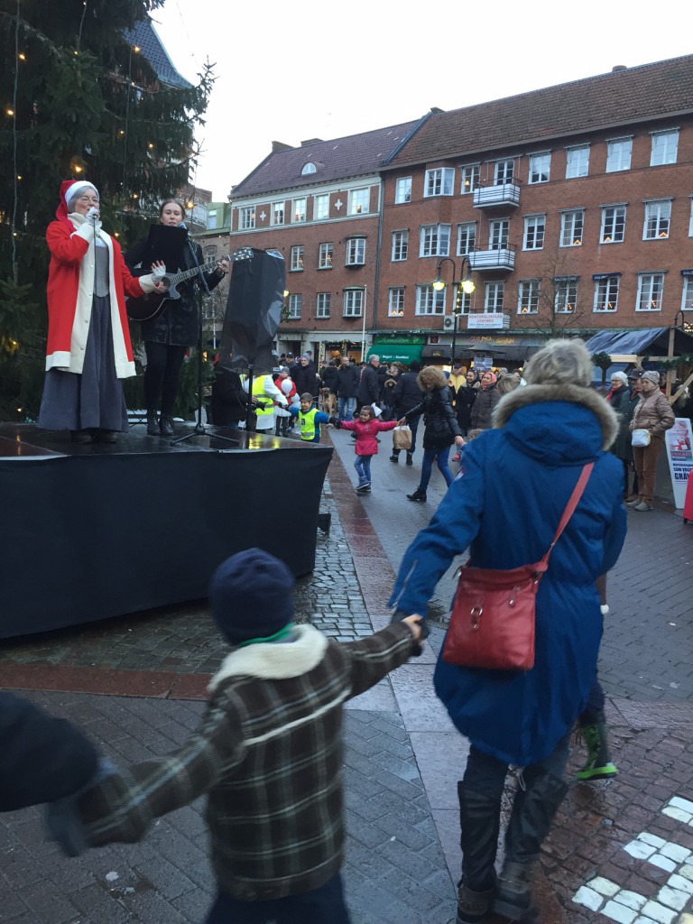 Dansen kring granen var förstås en höjdpunkt för många barn.