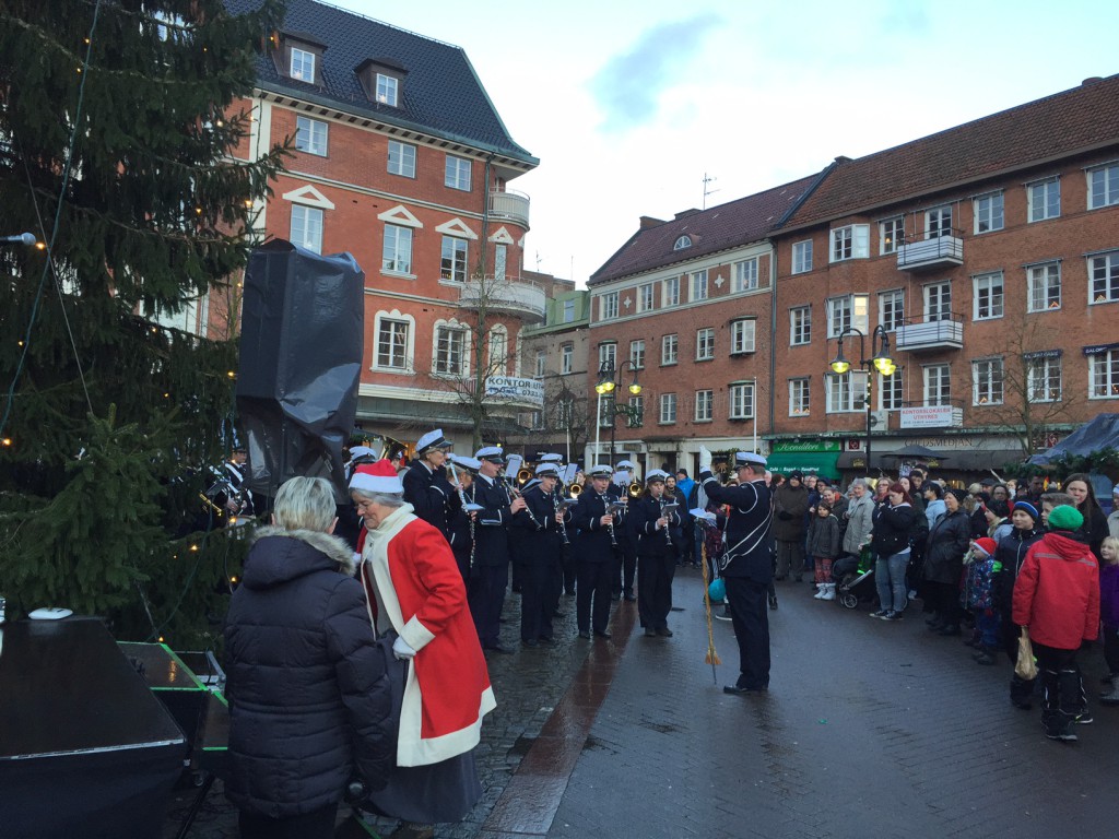 Trots hotande oväder blev julskyltningen på Stortorget lyckad med tomte, musik, marknadsstånd med mera. Foto: Berit Önell