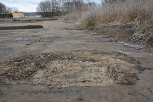 Här grävs jord bort både bakom bäddarna och där asfalten är trasig. Någon provtagning är inte aktuell, enligt Hässleholms vatten.