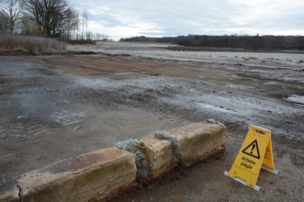 Bortgrävningen av slamtorkbäddarna har börjat. Kanten ut mot grusvägen försvann först. Foto: Berit Önell